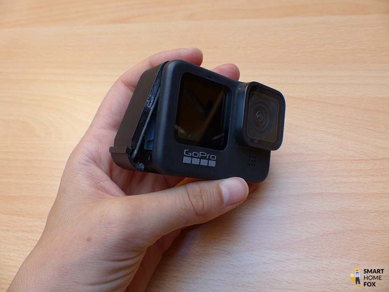 Man sieht die geöffnete seitliche Klappe der GoPro Hero 9.